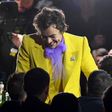 harry-styles-yellow-suit-brit-awards-2020